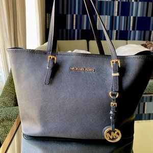 SLEEK BLACK MICHAEL KORS TOTE-STYLE PURSE